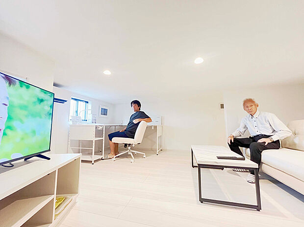 A邸 11帖中3階寝室兼書斎(天井高1m40)
エアコン、パソコンデスク、40インチテレビ付TVボード、シングルベッド一式、ソファー、窓付の多目的に使える快適な空間です。