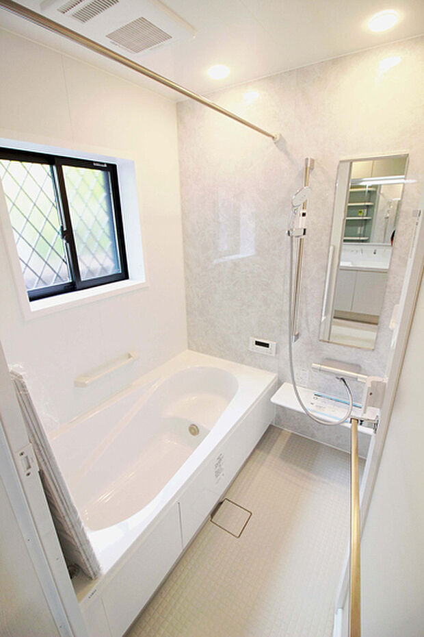 【【２帖システムバスルーム】】浴室用暖房乾燥機、窓、手すり、鏡面壁、半身浴槽のある快適浴室