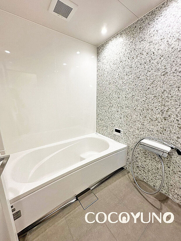 【浴室】当社施工例:ゆったり脚を伸ばし、日々の疲れを癒せるユニットバス。