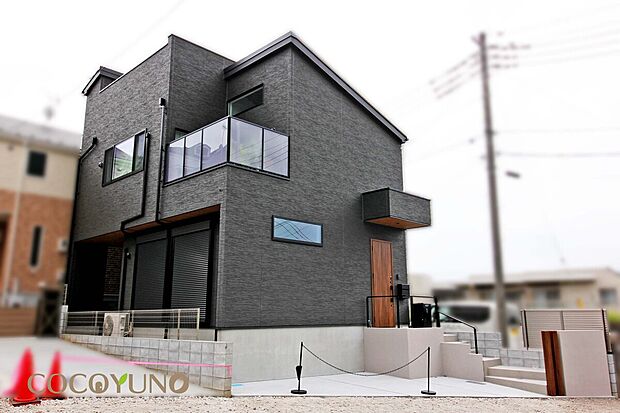【当社施工プラン例:外観】当社施工プラン例:黒を基調とした外観に、木目調の玄関ドアがアクセントとなった外観。(敷地面積:約28坪)