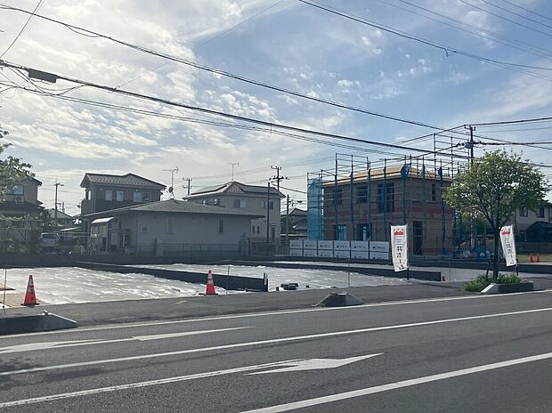 歩道が整備されているため、お子さまとも安心してお散歩できる環境です。周囲には公園も点在していて、四季を感じながら外遊びや散歩が気軽に楽しめます。
(2026年4月撮影)