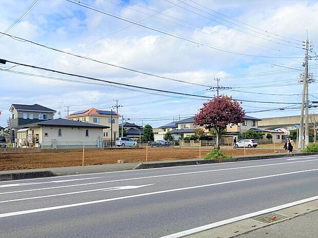 歩道が整備されているため、お子さまとも安心してお散歩できる環境です。周囲には公園も点在していて、四季を感じながら外遊びや散歩が気軽に楽しめます。
(2025年11月撮影)