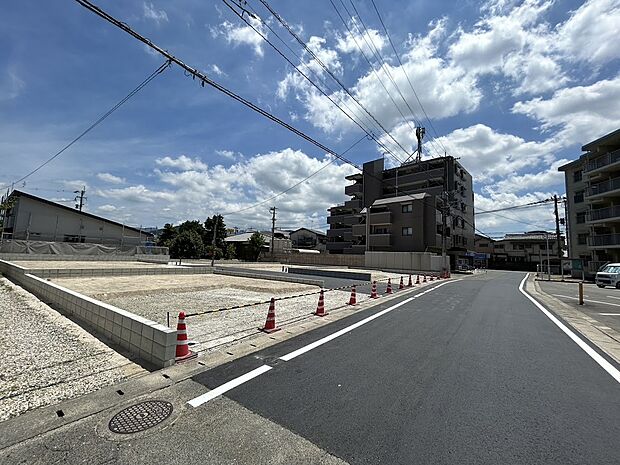 幅員のある道路で、車の出入りもスムーズに行えます。