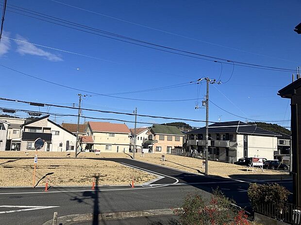 【三井ホーム分譲地】50坪超のゆとり×自然豊かな街並み。理想の住まいをここから叶えられます。
南側からの現地外観画像(2025年12月撮影)