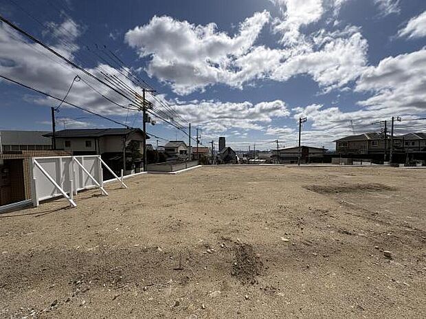 北には緑豊かな六甲山系、東には清流の住吉川。
閑静な住宅街に囲まれた場所にある、
きれいに整備された分譲地です。