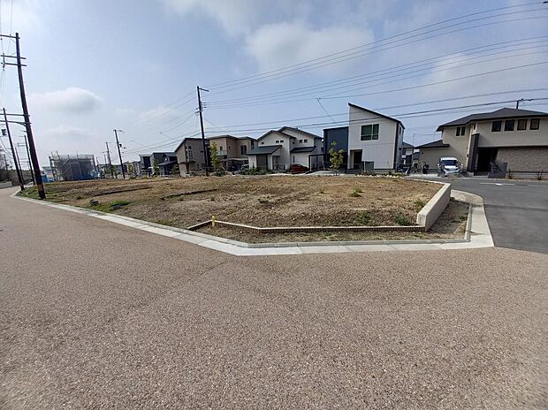 幅6~10mのゆったりとした前面道路で、車のすれ違いや出し入れ、駐車もスムーズ。道路幅にゆとりがあることで開放感も感じられ、車移動も快適に。買い物や送迎など、車を使う暮らしにも嬉しい立地です。