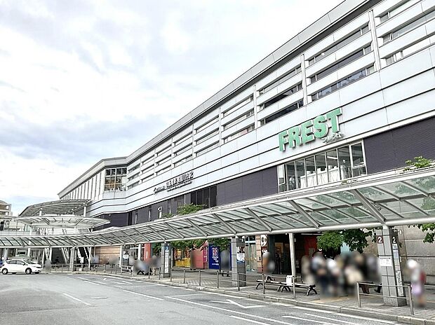 京阪本線「寝屋川市」駅まで徒歩約35分・自転車約13分。大阪中心部へも20~30分ほどでアクセスでき、通勤・通学にも便利です。