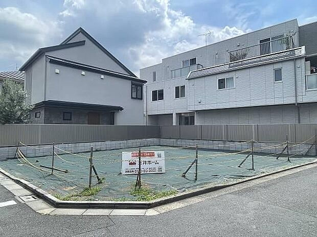 住宅が立ち並ぶ浜田山4丁目の一角。二方向の道路に面した約38坪の敷地は、現況更地のため、周囲の街並みや敷地の広がりを現地で確かめながら住まいを計画できます。