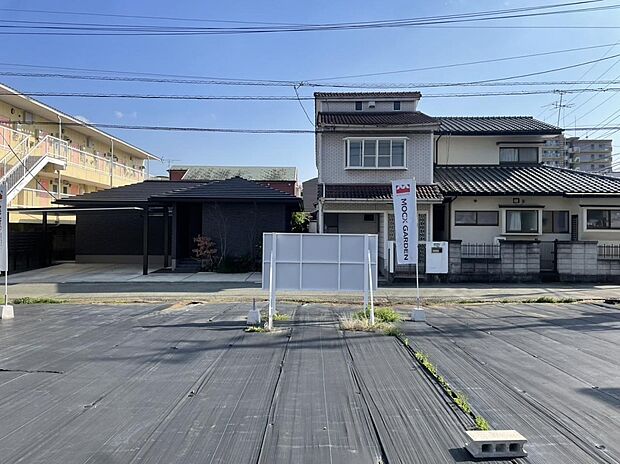 A号地・B号地はいずれも6m以上道路と面している為、車の駐車スペースを2台以上確保可能。、また、車の出し入れがしやすく、運転に自身のない方でも安心してお過ごしいただけます。