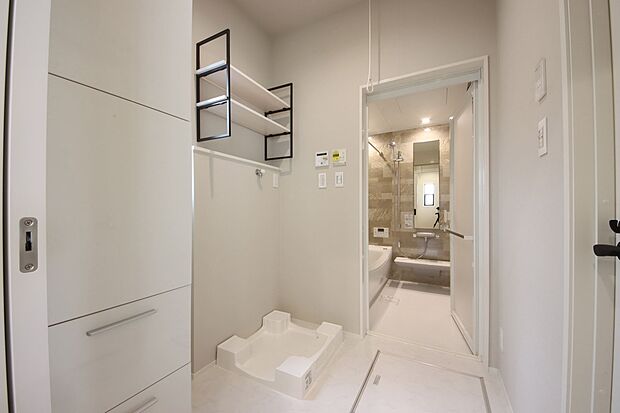 【洗面室・脱衣室】収納力バツグンの脱衣室。床ワイパー洗浄・お掃除浴槽付の浴室。ボタン一つで洗浄+除菌！⇒日々の掃除の手間が軽減。お風呂掃除は2週間に1度程度でOK。