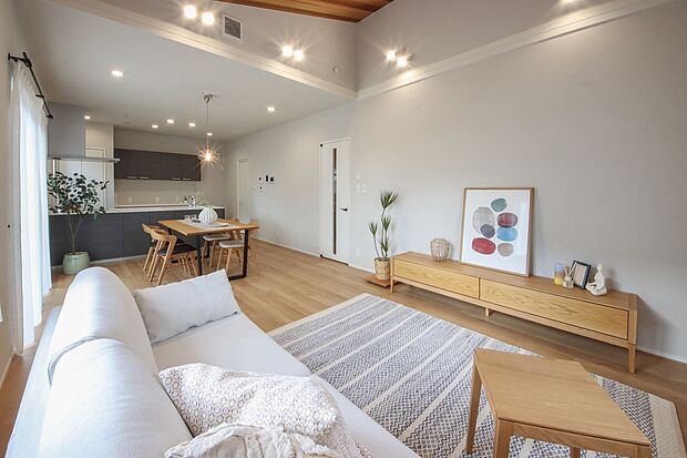 【LDK】↑20帖の開放感たっぷりのLDK。天井高は2.6ｍ。リビング上は勾配天井でさらに広々。高い所で3.7ｍ超。現地でご体感ください。※家具は価格に含まれません。