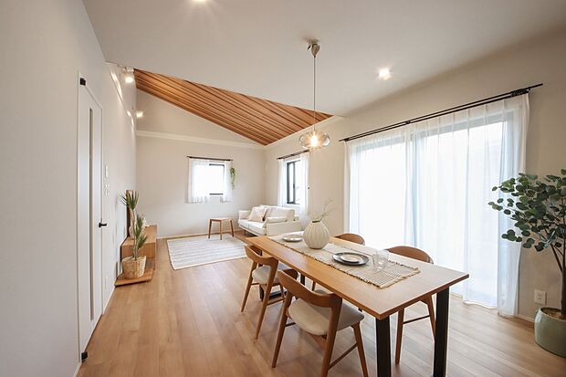 【LDK】↑木のあたたかみ感じるインテリア。アットホームで落ち着く空間。南からの光をふんだんに取り込みます。※家具は価格に含まれません。