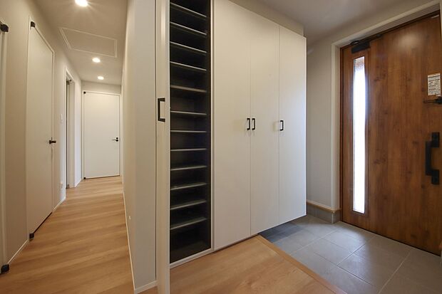 【シューズボックス】104足ほどの靴を収納できるシューズボックス。土間に降りずに靴を取り出せる点も設計のこだわりポイント。