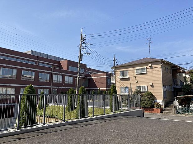 【現地写真】分譲地内北東角から撮影/南側には明けの星学園の美しい噴水広場が広がり、まるで絵画のような借景が日々の暮らしを彩ります。