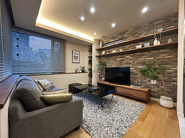 【リビング】壁にタイルを採用した、落ち着きのあるリビング