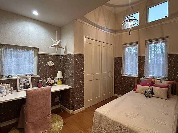 【子供部屋】机として使えるカウンター付の子供部屋。