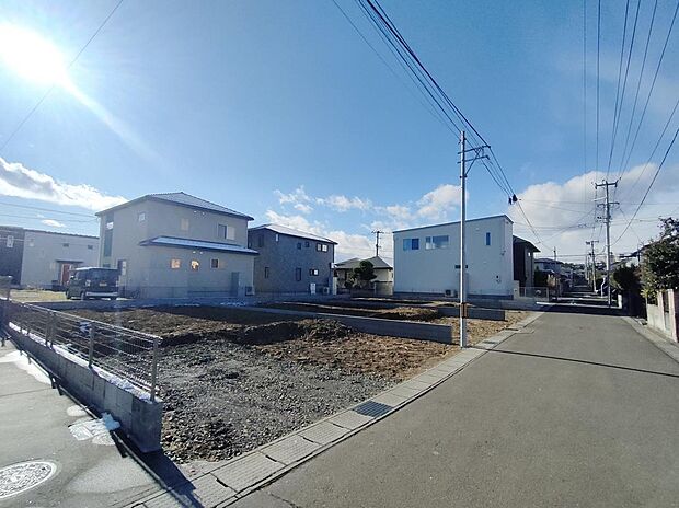 【C区画全景・前面道路】暮らしやすさと利便性を兼ね備えた、全体計画が整った分譲地!
前面道路もぜひ現地でご確認ください。周辺の雰囲気まで実感していただけます。
