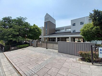 宝塚市立山手台中学校 1600m (徒歩20分)