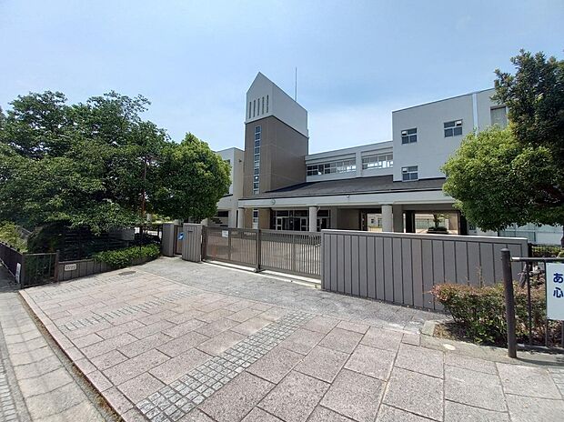 宝塚市立山手台中学校(約1,600m)