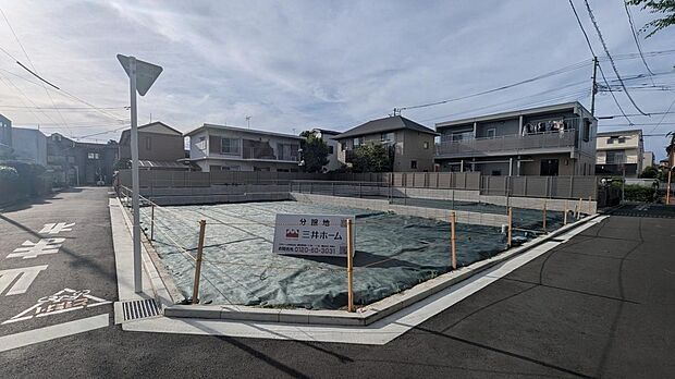 【前面道路含む現地写真】二方向の道路に面した、開放感のある分譲地。低層住宅が並ぶ街並みと広い空が、穏やかな暮らしを感じさせます。