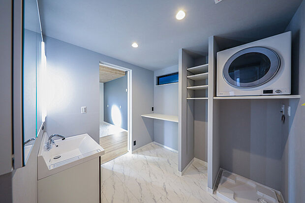 【施工例】ランドリールーム
洗濯・乾燥・アイロンがけ・収納までを一ヶ所に集約し、
スマートな暮らしを叶える“上質な時短空間”です。