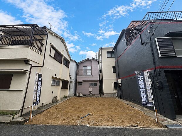 周辺には住宅が建ち並ぶ落ち着いた住環境！
前面道路も見渡しやすく、毎日の暮らしを穏やかに過ごせる住まいです。
