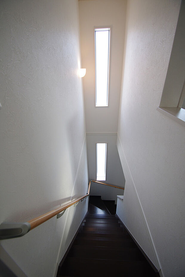 【【施工例】階段】階段部分に設置されたFIX窓が、自然光をたっぷり取り込み、日中は電気を使わずに明るさを確保します。