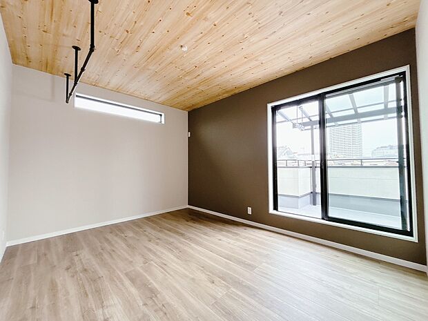 【【施工例】洋室】採光を確保しながらも家具を配置しやすい設計です。壁一面にあしらわれたアクセントクロスが、空間に洗練さを添えるデザインポイントに。