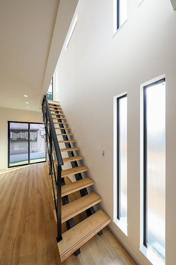 【【当社施工例】リビング階段】木の温もりとアイアンのすっきり感が調和したリビング階段。デザイン性の高いリビング階段で空間をセンスよく彩ります。