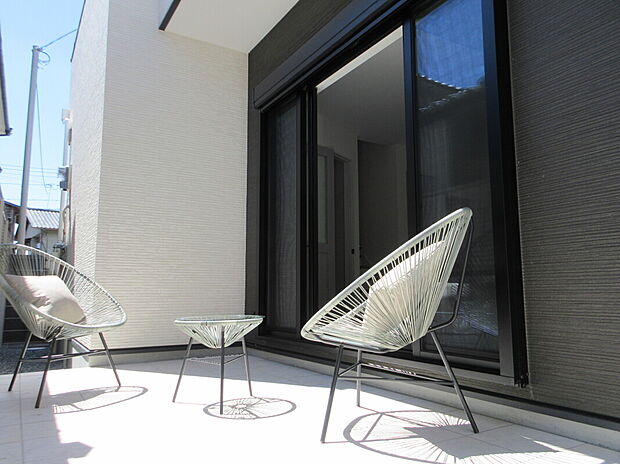 【【プラン例】テラス】陽光と風を感じるテラスは、アウトドアリビングとしても活用でき、家事やちょっとした趣味の時間をスタイリッシュに楽しめます。