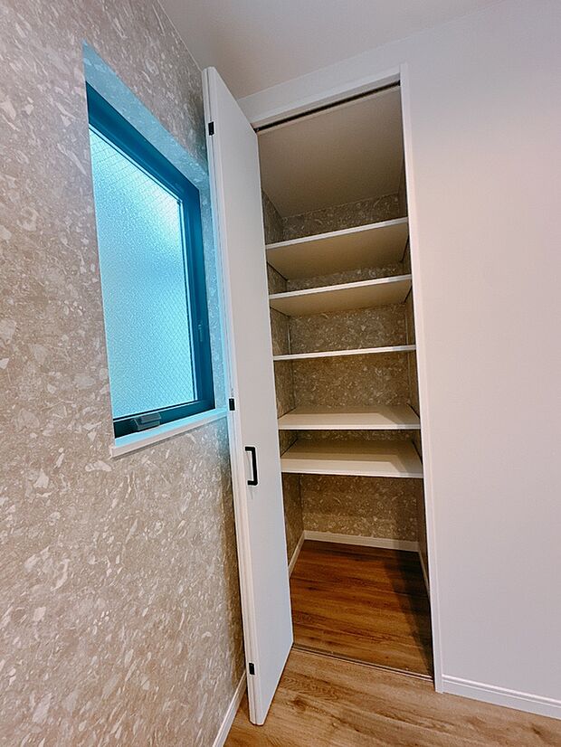 【【施工例】パントリー】キッチン横に設けた扉付きパントリー。可動式棚で収納を自在に調整でき、使い勝手の良いフレキシブルな収納空間。