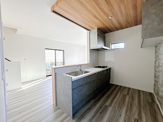 【【施工例】キッチン】明るいダイニングとリビングは家族が自然と集まる落ち着いた空間です。