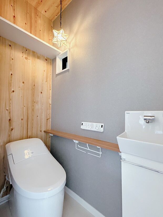 【【施工例】トイレ】すっきりとしたタンクレストイレと、便利な独立手洗い台付き。