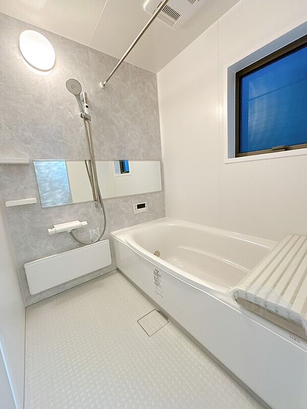 【【施工例】バスルーム】浴室乾燥暖房機も付いており、半身浴もできる浴槽タイプで一日の疲れを癒せますよ！