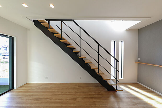 【【施工例】階段】木の温もりとアイアンのクールさが融合したスケルトン階段。