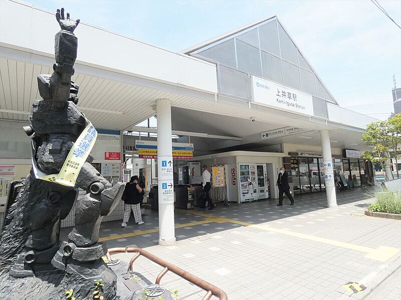 「上井草」駅前では「機動戦士ガンダム」のブロンズ像がお出迎え