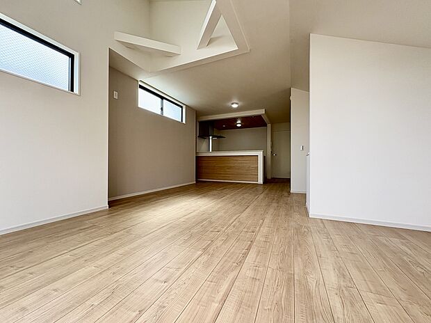 【2号棟 LDK/約20.6帖】
外部から視線が気になりづらい2階LDK。上部一部分が吹抜仕様で、開放感を感じられる空間です。