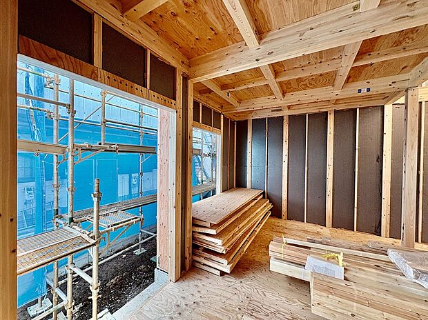 【現地写真】
北側接道の敷地で、リビングは南側に面しています。南庭が設けられており、お花や野菜を育てるなど、お家時間の楽しみ方が広がりそうです。