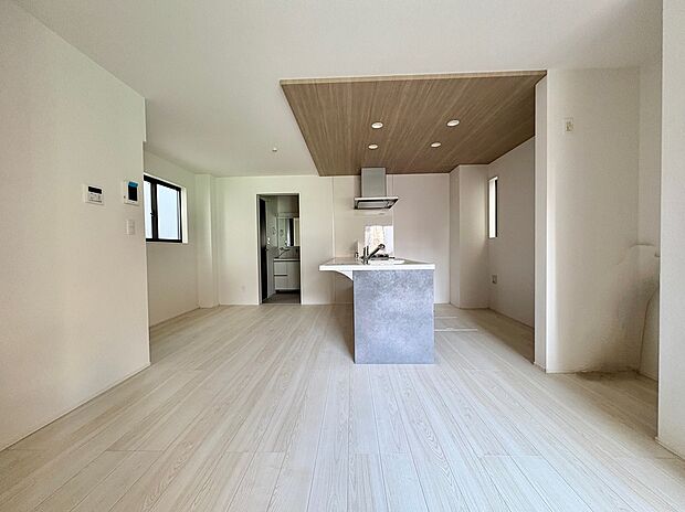 【LDK/3号棟※成約】
キッチンや洗面・浴室などの水回り設備が1階に集約配置されています。家事動線が良く、調理中にお子様の入浴サポートや洗濯機の操作などもスムーズに行えそうです。