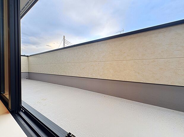 【バルコニー】
南向きのため陽当たり良好。2階に洗面所・浴室などの水回りが集約されています。洗濯物をそのまま2階バルコニーへ干すことができ、家事動線がスムーズです。