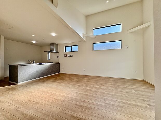 【LDK】
縦にも広がりを感じられる吹抜けリビング。2階にLDKが配されていることで、外からの視線が気になりにくくプライバシー性良好です。快適な住環境が保たれやすいZEH水準住宅です。