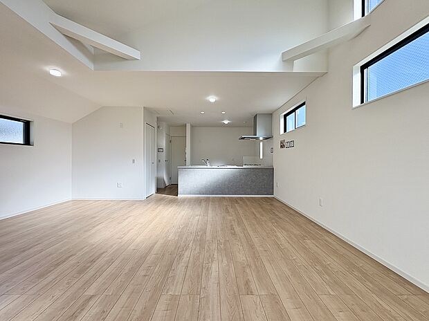 【LDK】
ご家族の会話が弾む対面式キッチンが採用されています。お料理中にリビングで過ごすご家族の様子が分かり、自然なコミュニケーションが育まれます。