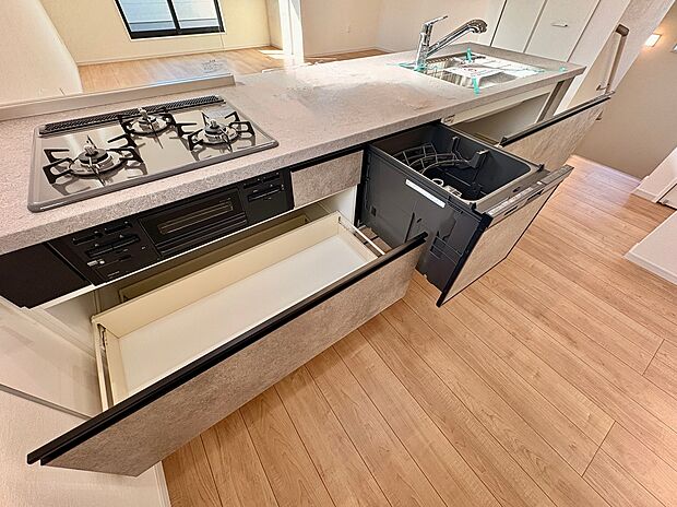 【キッチン】
食器洗い乾燥機や浄水器が搭載されたシステムキッチン。キッチンと洗面所を行き来しやすい、家事効率の良い間取りです。