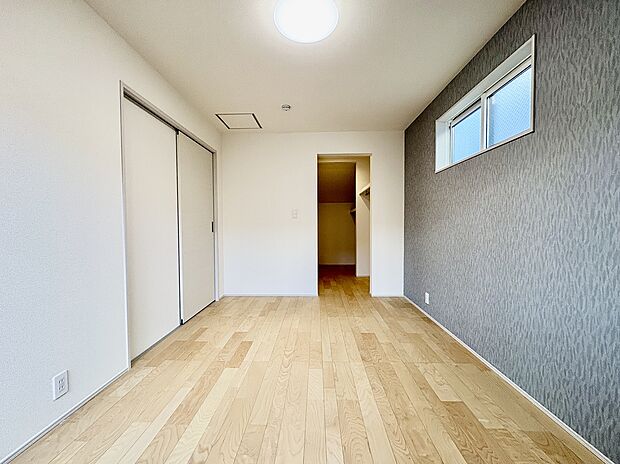 【洋室(約6.75帖)/5号棟】
ウォークインクローゼットが設置されています。衣類やバッグなどをたっぷりと収納可能。収納家具を最小限に抑えられ、住空間を有効活用できます。