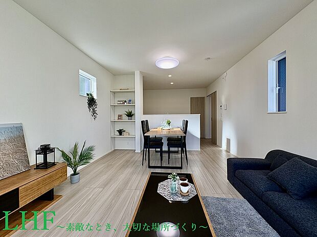 【笑顔集うリビング】
耐震等級3や断熱等級6・耐風等級2など、住宅性能評価5分野7項目取得!ZEH基準適合の省エネ住宅です。南東向きのルーフバルコニー付き、2階建「3LDK」。