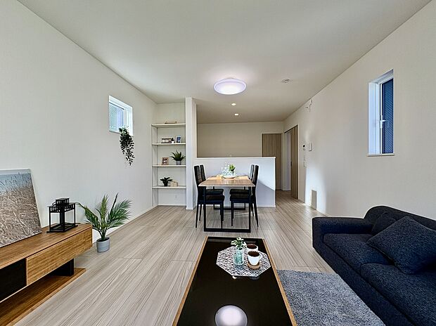 【LDK】
約15.0帖のLDK。3面採光で1日中明るく気持ち良い風が舞い込みます。キッチン前に可動棚が備わっており、小物類を置くスペースとして活用できます。