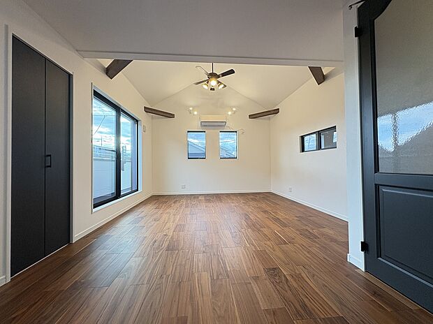 【LDK/約19.07帖】
LDKは3面採光が確保され、陽光がたっぷりと降り注ぎます。L字型のバルコニーが設置されており、南側の掃き出し窓から出入り可能です。