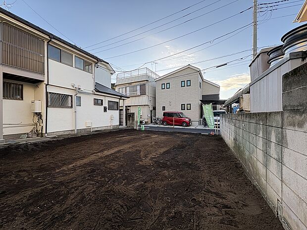 【現地写真】
ドラッグストアや郵便局、病院が徒歩10分圏内にあり、暮らしに安心をもたらします。図書館までは徒歩3分と気軽に利用できる距離にあり、休日の過ごし方の幅が広がりそうです。