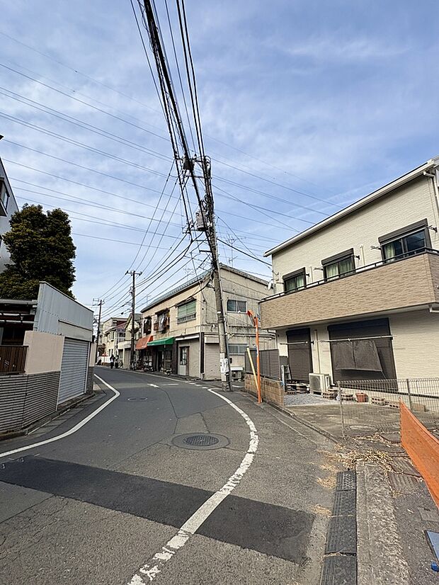 【前面道路含む現地写真】
ゆとりある幅員で、小さなお子様との通行も安心して行えます。1種低層の穏やかな住環境と、駅徒歩3分の利便性を兼ね備えた立地です。