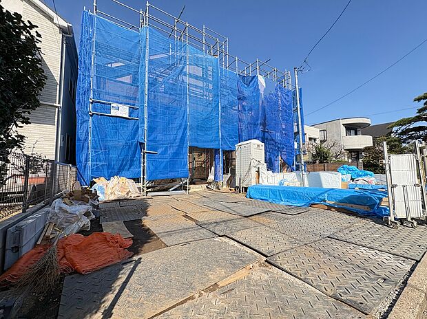 【A号棟】
ご家族が集うLDKは約22.1帖の広さ。対面キッチンにつきご家族との会話が弾みます。固定階段ロフトに加えて、全居室に収納が備えられており、住空間を広く活用することができます。